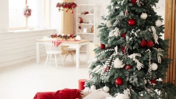 Новорічні пісні: добірка українських, ретро та закордонних пісень