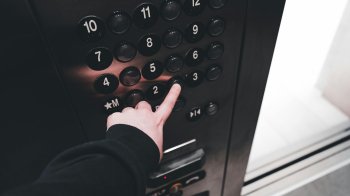 Ліфт зупинився через відключення світла: покрокова інструкція для українців