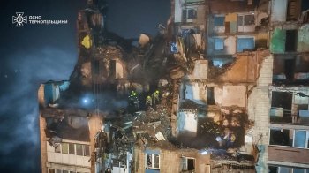 У Тернополі третю добу розбирають завали зруйнованої після російської атаки багатоповерхівки
