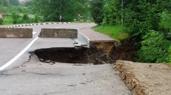 Дороги обвалюються, лежать дерева: що відбувається у підтопленій Східниці (фото)