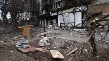 У Маріуполі росіяни вивозять на звалище будівельне сміття разом із тілами загиблих