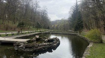 В міському парку Львова озера після зими наповнили водою