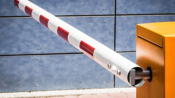 У Львові двічі за тиждень пошкодили шлагбаум на парковці «Вернісаж»