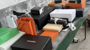 У Шегинях митники виявили в мікроавтобусі брендове взуття та прикраси на 1,5 млн грн