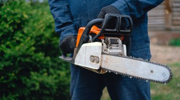 Дрогобиччанин порізав знайомого бензопилою: суд призначив покарання