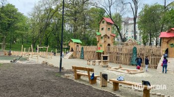 “У лікарні його немає”: львівські медики прокоментували інцидент з хлопчиком, що травмувався на дитмайданчику