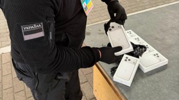 У Краківці у водійок вилучили незадекларовані iPhone на понад 1 млн грн