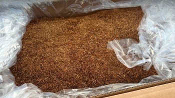 На Буковині правоохоронці знайшли 11 тонн тютюну на одній з автобаз