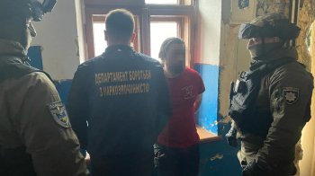 Жив у бюро ритуальних послуг та ховав наркотики і зброю серед трун: у Львові викрили зловмисника