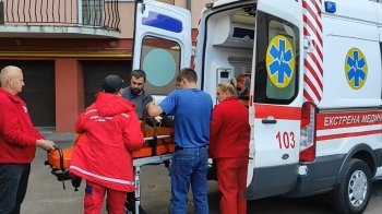 Дружину волонтера Святослава Літинського під час обшуку помешкання забрала "швидка"