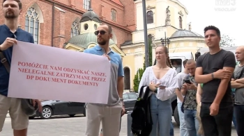 Українці мітингували перед консульством у Вроцлаві: вимагали видати чоловікам паспорти