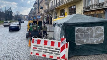 У Львоі на проспекті Свободи оброблять плитку піскоструменем