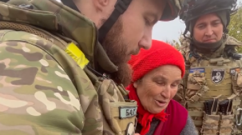 «Гарно горить, але мало»: бабуся з Херсонщини підкорила соцмережі реакцією на відео зі знищенням ворога