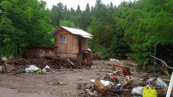 Місцями дороги у селищі просто немає