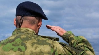 Намагався вкоротити собі віку, щоб не їхати на військові збори: у Москві студент встромив собі у шию ніж