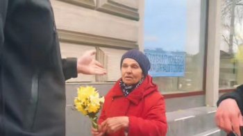 «Іди з Богом і не позорься»: львів’янин захистив від муніципала літню жінку, яка продавала нарциси