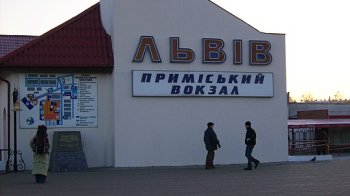 У Львові двох чоловіків засудили за побиття і грабіж на приміському залізничному вокзалі