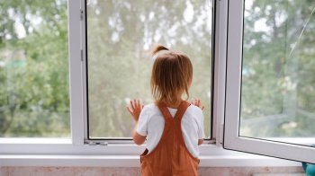 На Львівщині 4-річна дівчинка випала з третього поверху