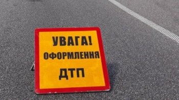 На Львівщині у ДТП зіткнулись легковик та фура, постраждала водійка