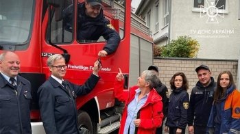Дівчинка з Німеччини передала українським вогнеборцям пожежний автомобіль
