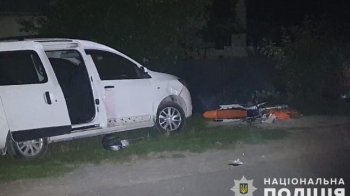 Біля Львова підлітки на мотоциклі в’їхали у припарковане авто: вони у лікарні
