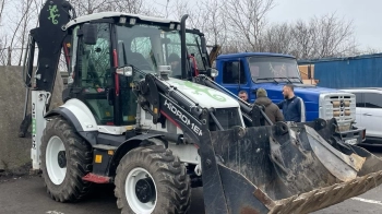 Екскаватор, який волонтери зі Львівщини передали військовим