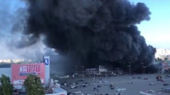 Пожежа в ТРЦ "Епіцентр" після російського ракетного удару.