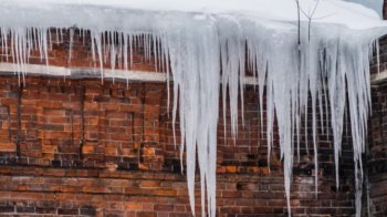 На Львівщині внаслідок падіння брили на машину судились СК «Арсенал Страхування» з ОСББ «Соловей»