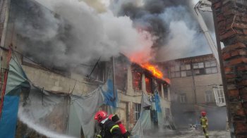 Рятувальники гасять пожежу на складі у Львові (фото)