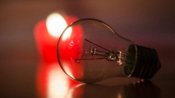 В "Укренерго" обіцяють відновлювати енергопостачання після того, як надзвичайники загасять пожежі