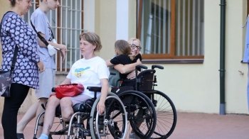 На лікування до США відправили маму з дочкою, яким ампутували ноги після обстрілу в Краматорську