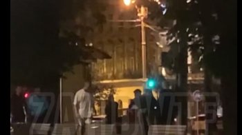 Били лежачого ногами: вночі в центрі Львова зграя молодиків напала на чоловіка (відео)