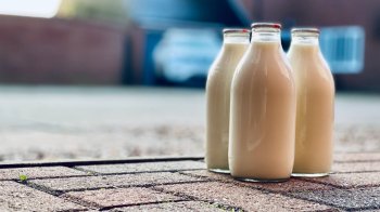 На кордоні з Польщею заблоковані вантажівки з українською молочною продукцією