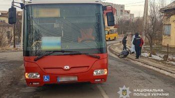 В Бориславі 15-річний підліток на мопеді спричинив ДТП з автобусом