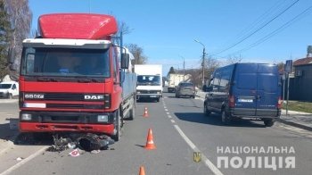 Під Львовом вантажівка наїхала на скутериста: загинув літній чоловік