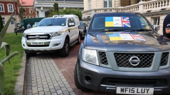 Британські благодійники на Львівщині передали українським військовим 20 позашляховиків