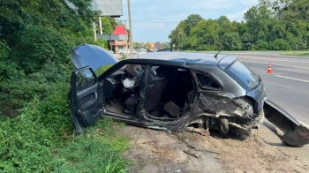 Розтрощена Skoda опинилася у кущах, водія госпіталізували — поблизу Львова сталася автотроща