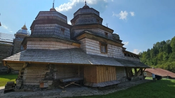 На Львівщині в одній з найстаріших дерев'яних церков очистили старовинні розписи