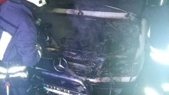 Вогонь знищив моторний відсік: на Самбірщині горів мікроавтобус "Mercedes Benz Sprinter"