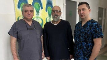 У Львові прооперували чоловіка, який ледь не помер через персикову кісточку