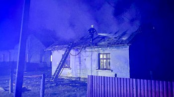У Золочівському районі горів глиняний житловий будинок