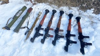 На Чернігівщині поліцейські та прикордонники знайшли схрон зброї в закинутій будівлі