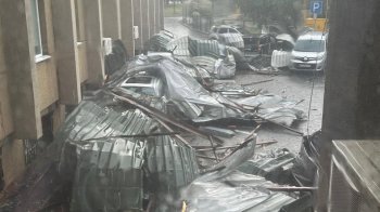 Через раптову негоду у Львові зірвало дах з Шевченківської райадміністрації
