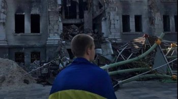 У Маріуполі хлопець із прапором України вийшов на площу біля розбомбленого драмтеатру