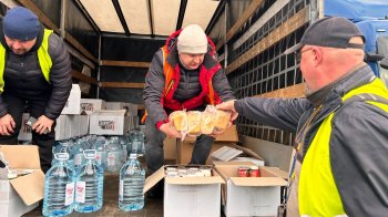 Заблокованим на кордоні з Польщею далекобійникам доставили продукти та їжу