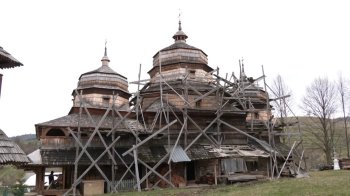 На стінах залишились дірки від куль часів Другої світової війни: на Львівщині реставрують церкву XVII століття