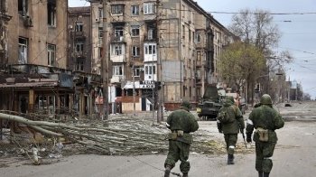 росіяни зносять у Маріуполі будинки, а людей виганяють надвір