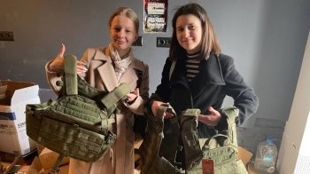 Під пластини поклали листівки: дрогобицька молодь купила для воїнів бронежилети