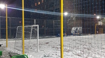 Мешканці Сихова обурені, що вночі на спортивних майданчиках не вимикають прожекторів