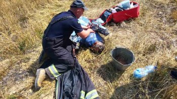 Пожежники Львівщини врятували чоловіка, який знепритомнів посеред палаючого поля ячменю